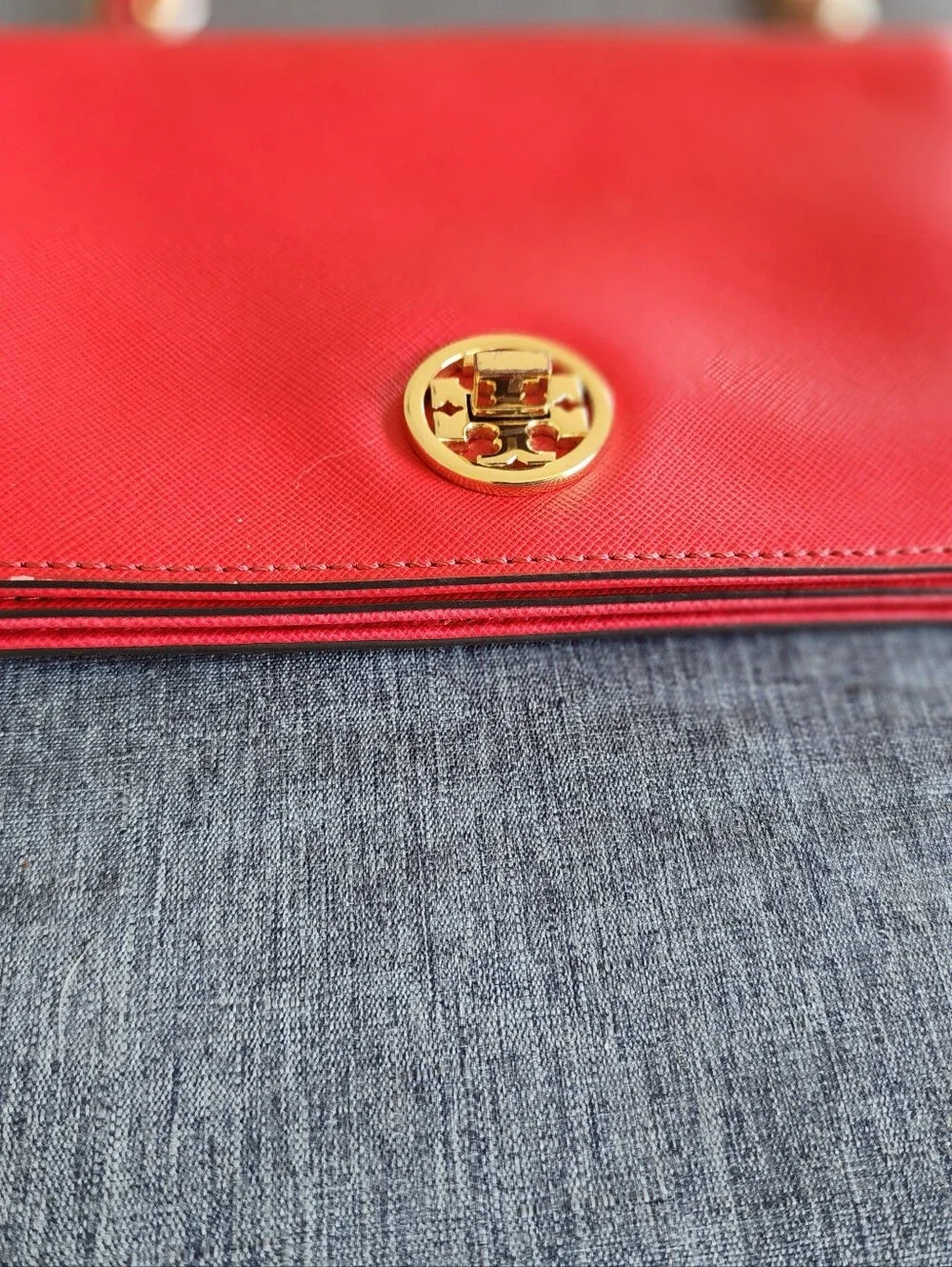 Tory Burch Robinson Bag Red Leather Gold Chain Crossbody Bag with Logo Close
